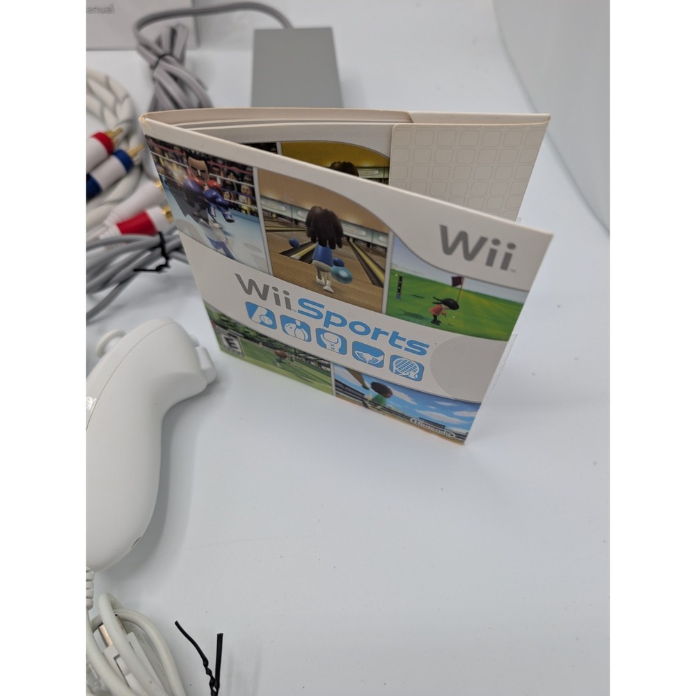 Nintendo Wii Console Bundle White 2 Wiimote 2 Nunchuk Sensor Bar Wii Sports - Picture 3 of 13